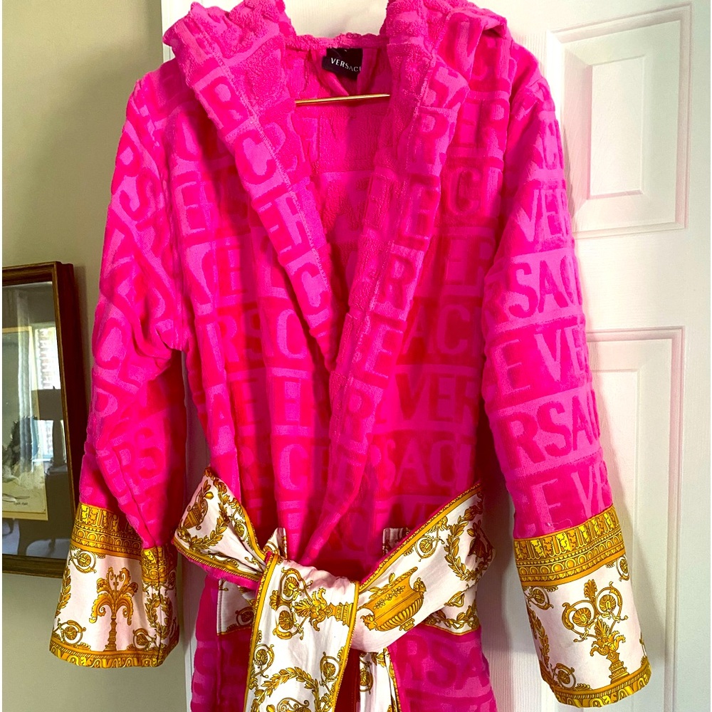 Beautiful, barely worn, hot pink Versace robe. Size large.